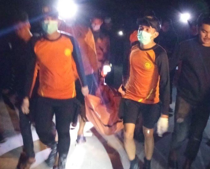 Siswi Terseret Ombak Holopis