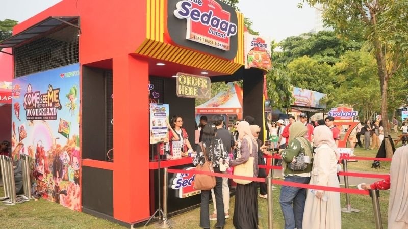 Suasana Ramai Pengunjung Yang Memadati Booth Mie Sedaap Instant Untuk Menikmati Berbagai Kreasi Menu Di Come See Mie Fest 2026 Wonderland Holopis