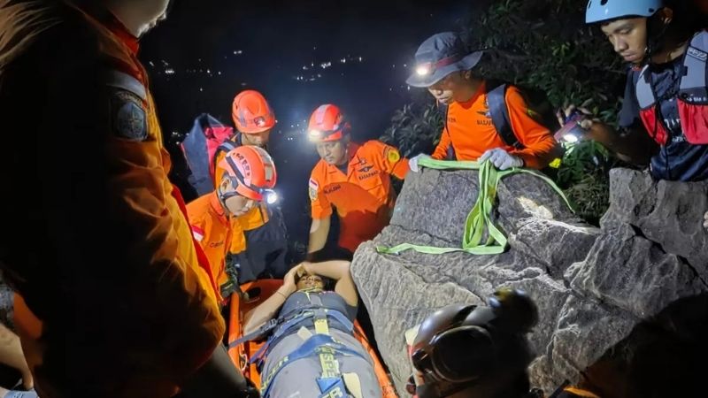 Tim Sar Mengevakuasi Pendaki Yang Cedera Di Gunung Bulu Saukang Maros Holopis