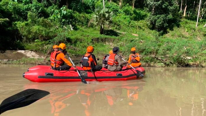 Tim Sar Cari Orang Hilang Di Sungai Holopis