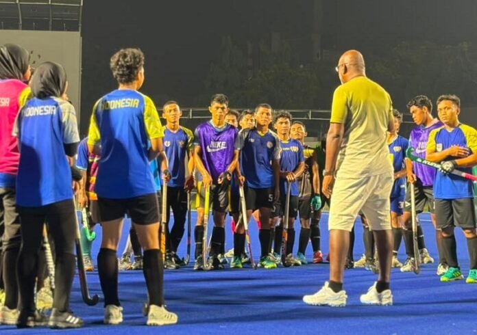 Timnas Hockey Field Putra Indonesia Saat Latihan Holopis