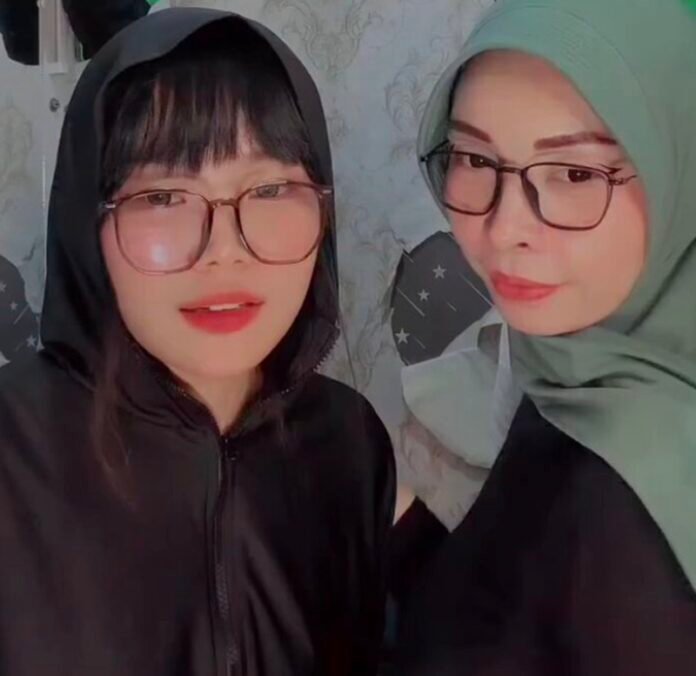 Wanita Jilbab Berciuman Holopis