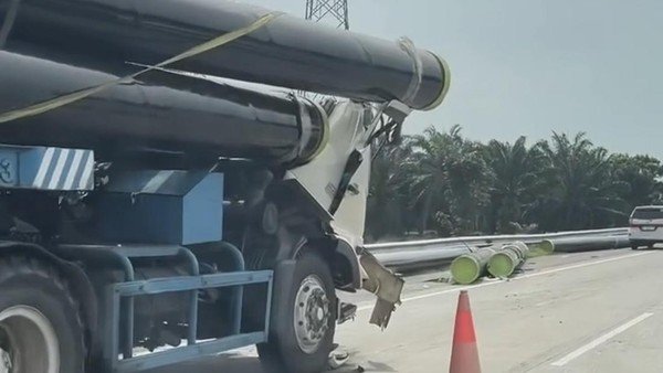 Foto Suasana Lokasi Kecelakaan Di Jalan Tol Sergai Holopis