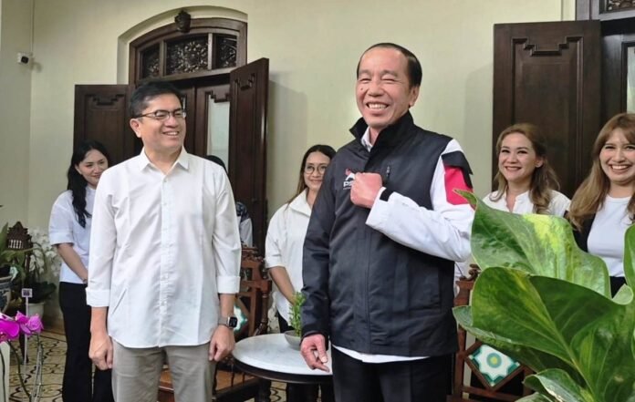 Jokowi Pakai Jaket Psi