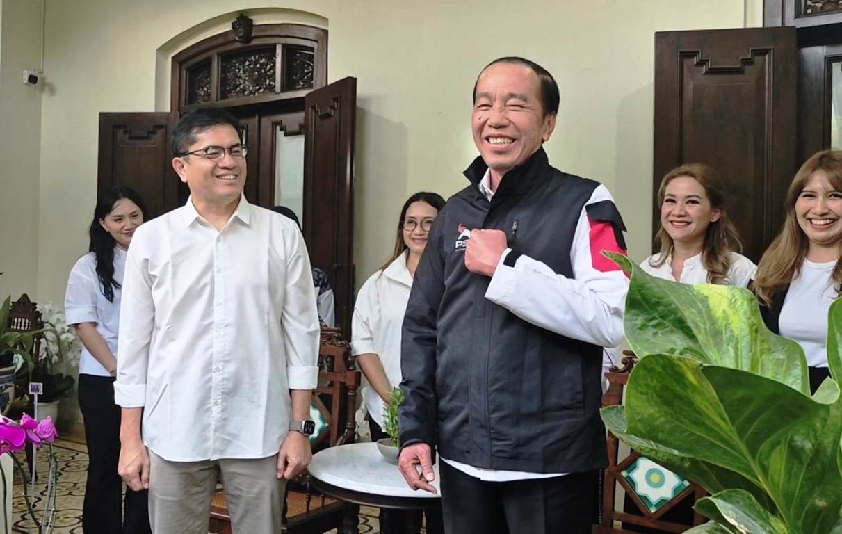 Jokowi Pakai Jaket Psi