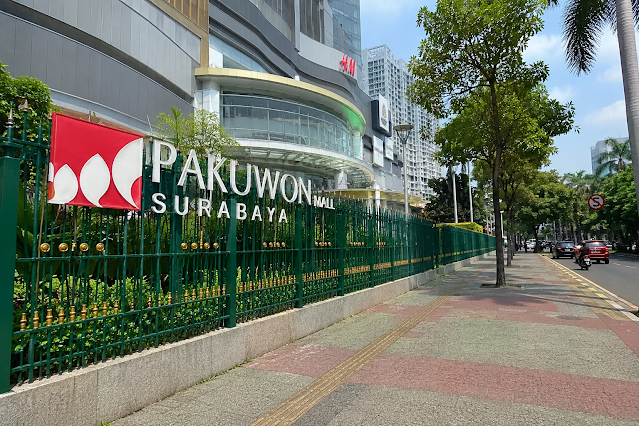 Pagar Tinggi di Mal Surabaya Holopis