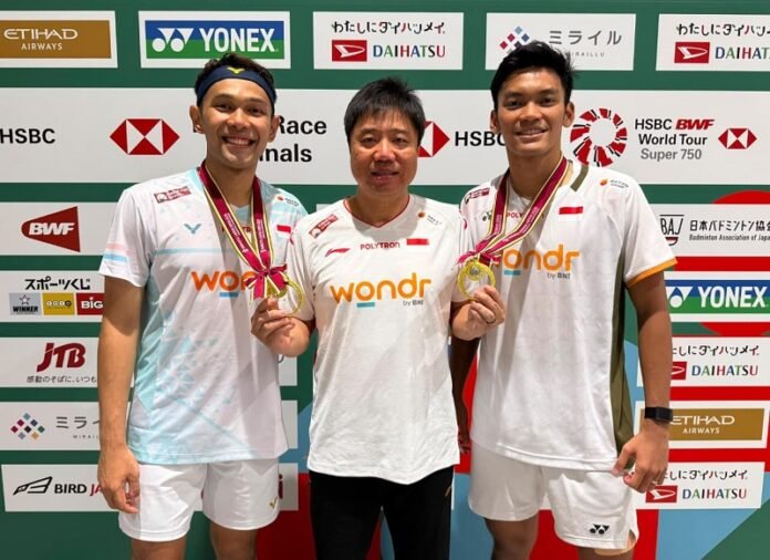 Fajar Fikri Bersama Pelatih Ganda Putra Antonius Budi Ariantho Saat Perayaan Juara Japan Open 2026 Holopis