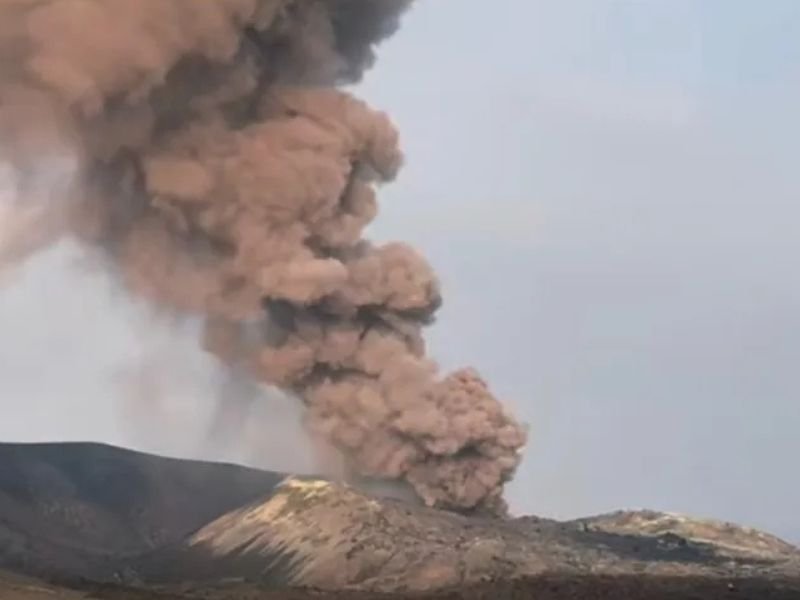 KSOP Larang Kapal Dekati Anak Krakatau usai Status Naik Jadi Siaga