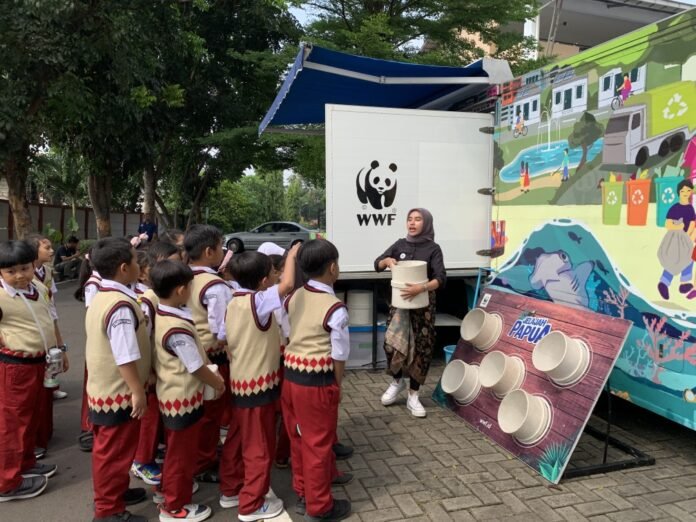 Edukasi Satwa Liar WWF Holopis