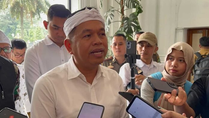Gubernur Jawa Barat Dedi Mulyadi Holopis