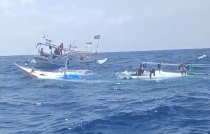 Kapal Nelayan Tenggelam Holopis