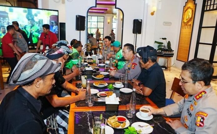 Kapolri Bersama Ojol Dan Pecalang Bali