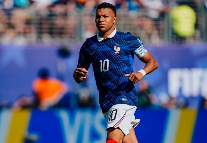 Kylian Mbappe Saat Membela Prancis Di Laga Lawan Swedia Holopis