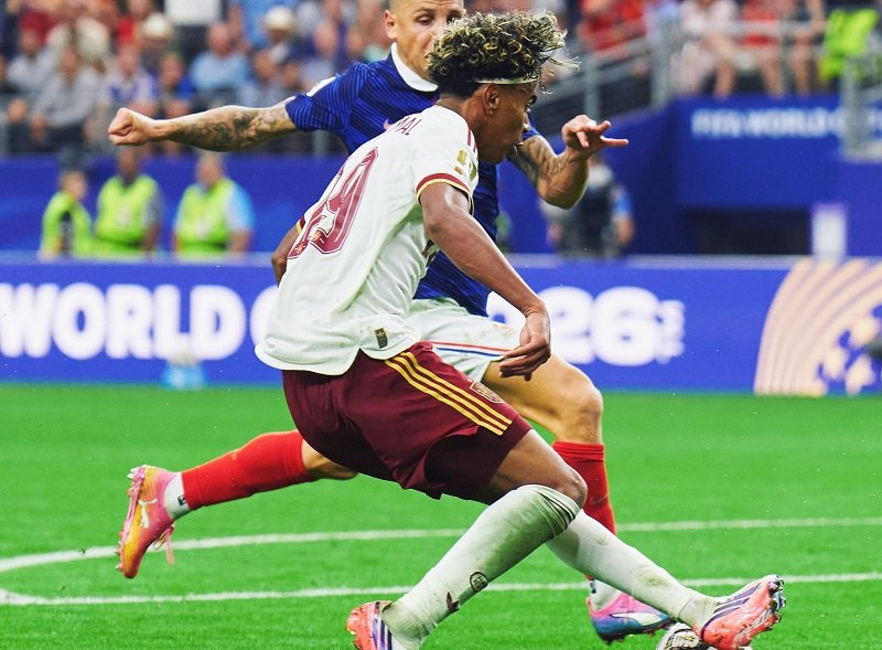Lamine Yamal Saat Mengolah Bola Di Laga Semifinal Piala Dunia 2026 Prancis Vs Spanyol Holopis