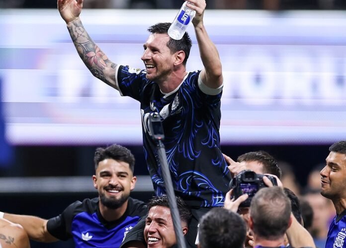 Lionel Messi Dan Skuad Timnas Argentina Saat Selebrasi Kemenangan Di Piala Dunia Holopis
