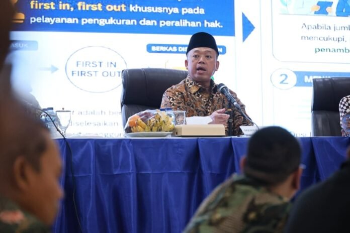 Menteri Nusron Wahid Holopis