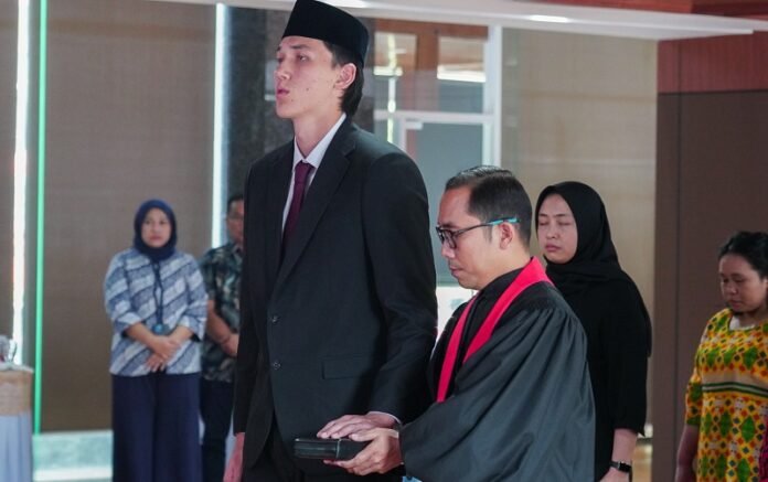 Mitchell Baker Saat Prosesi Pengambilan Sumpah Jadi Wni Holopis