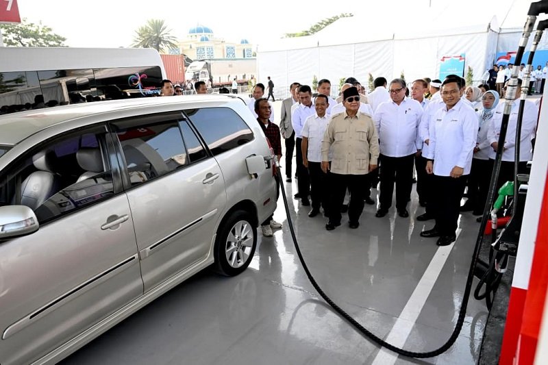 Presiden Prabowo Saat Menyaksikan Pengisian Biodesel B50 Ke Kendaraan Di Rest Area Km 57 Kabupaten Karawang Provinsi Jawa Barat Holopis