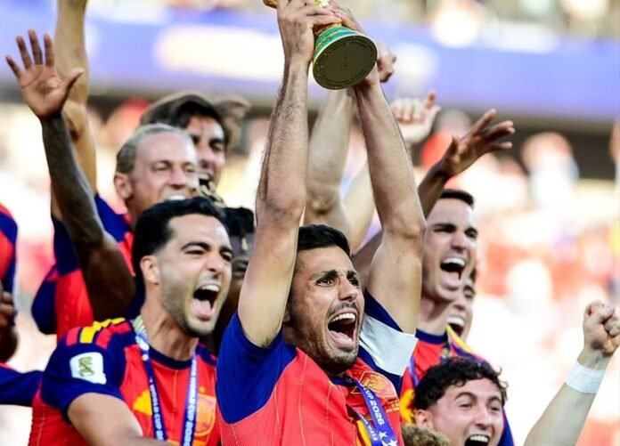 Rodri Dan Skuad Spanyol Saat Angkat Trofi Piala Dunia 2026 Holopis
