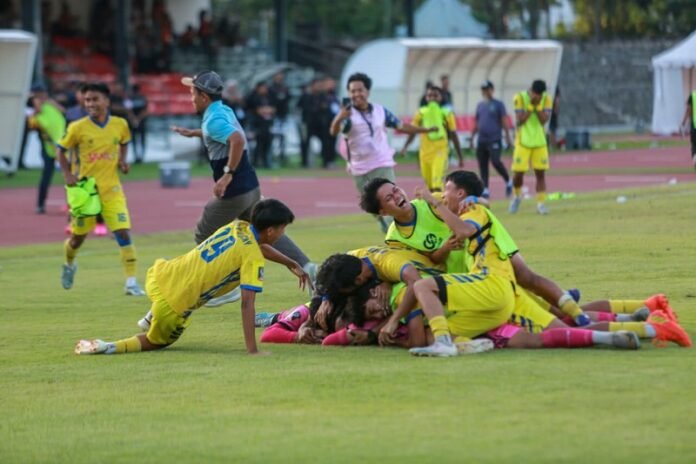 Skuad Pesik Kuningan Saat Selebrasi Kemenangan Usai Menang Adu Penalti Kontra Psn Ngada Di Semifinal Liga 4 Piala Presiden 2026 Holopis