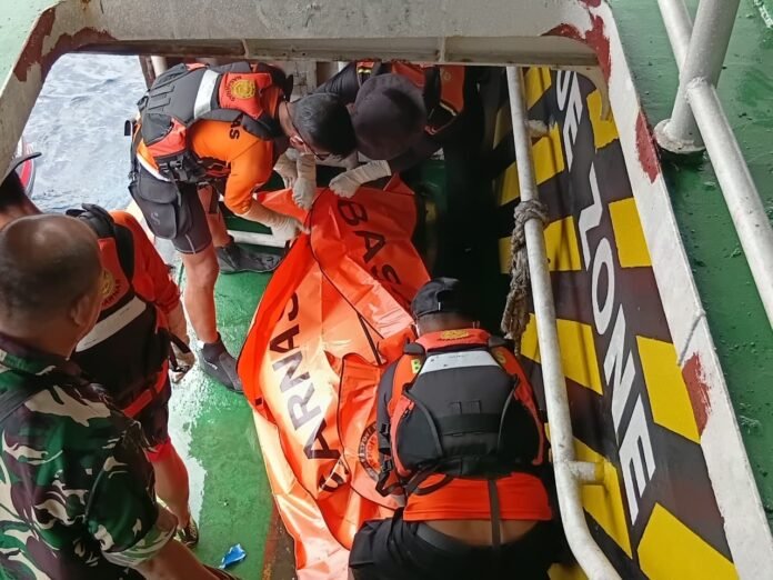 Tim Sar Evakuasi Jenazah Diduga Penumpang Km Nurul Salsa Holopis