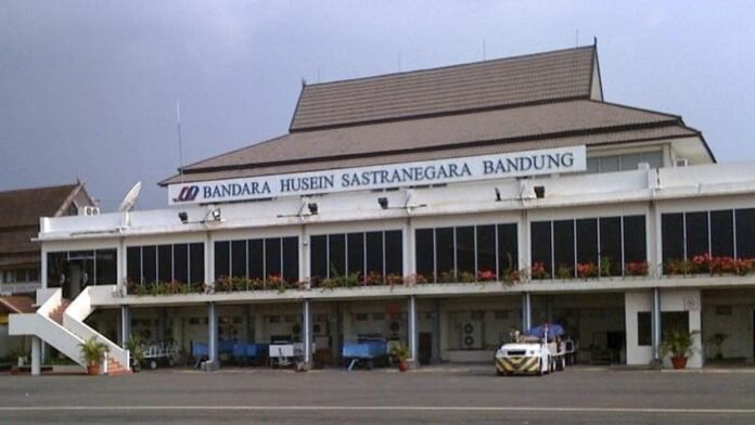 Bandara Husein Sastranegara Holopis