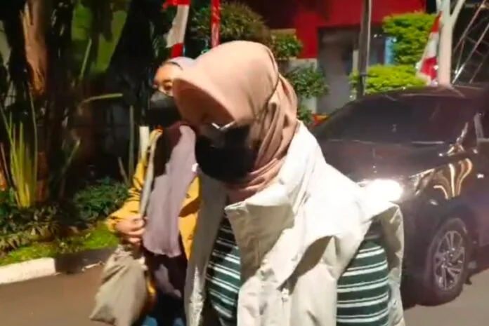 Istri Bupati Pemalang Di Kpk Holopis Istri Bupati Pemalang Di Kpk Holopis