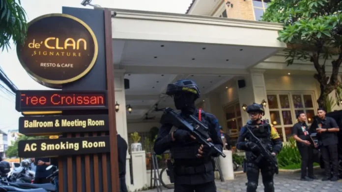Penggrebekan Cafe de'CLAN Holopis