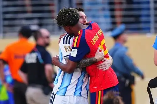 Yamal dan Messi Holopis