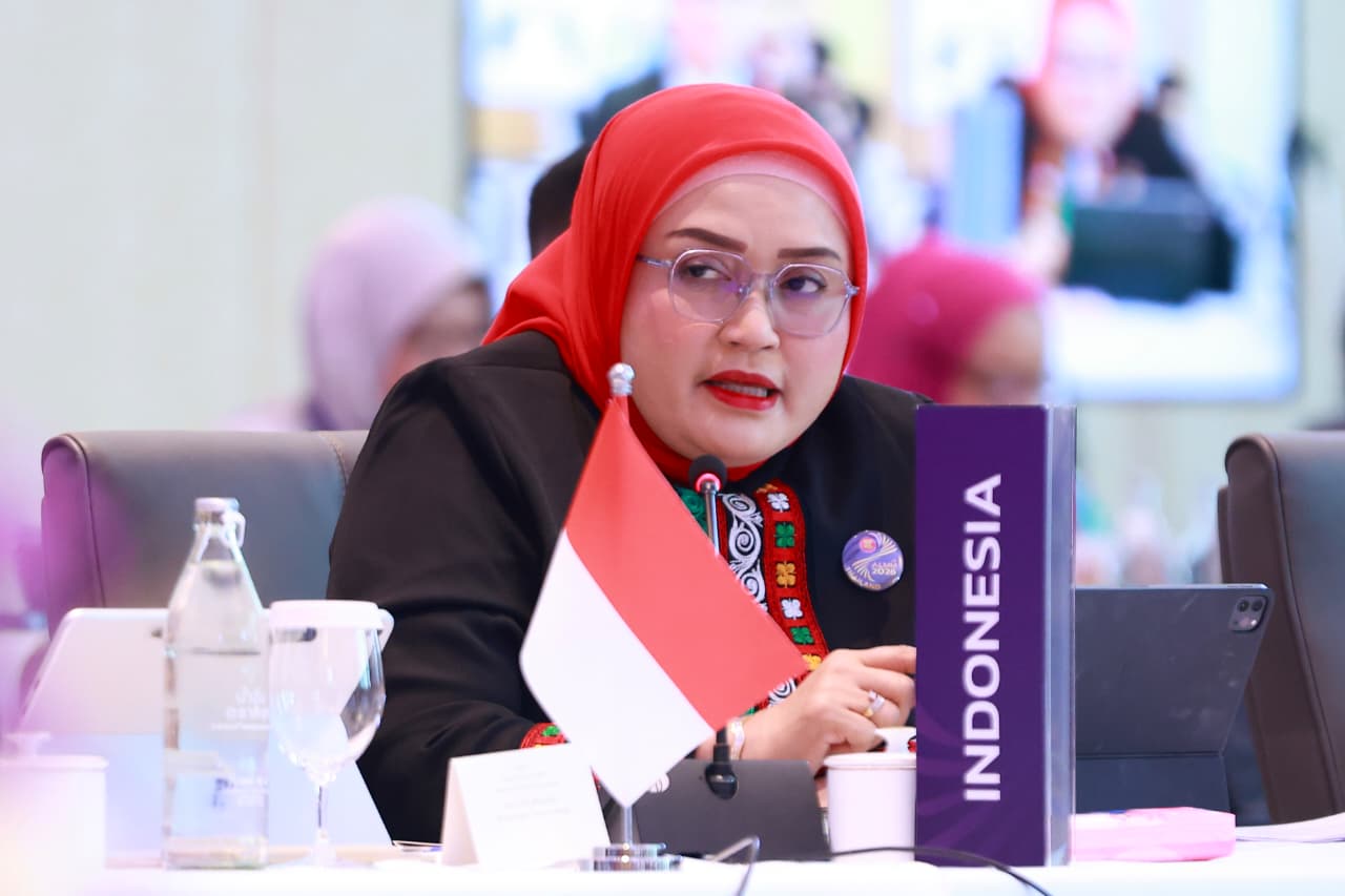 Indah Anggoro Putri Holopis