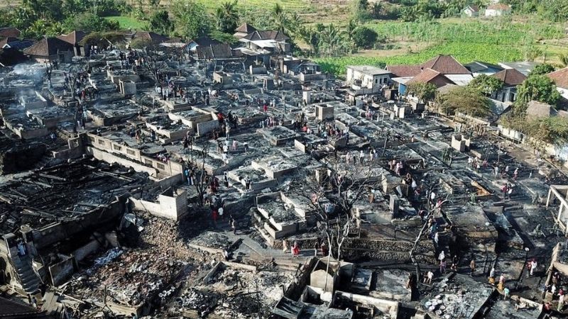Kampung Adat Sade Terbakar Holopis