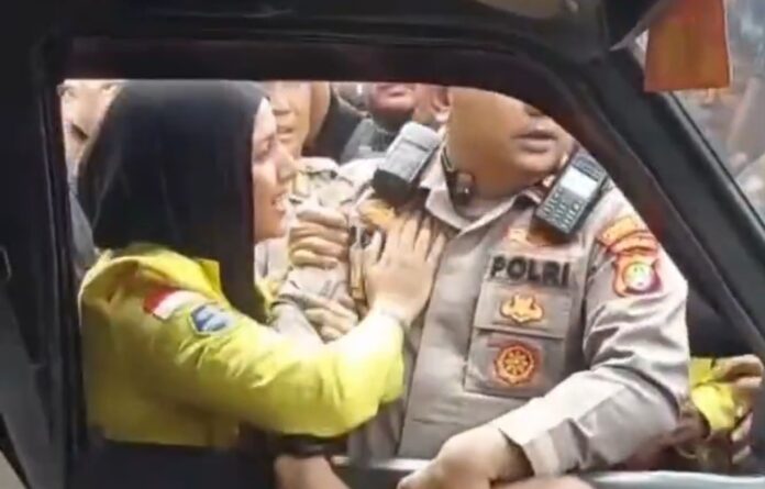 Demonstrasi UI Dihadang Polisi Holopis