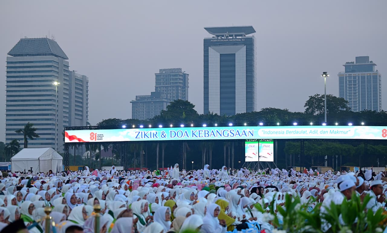 Suasana Zikir Dan Doa Kebangsaan Di Monas Holopis