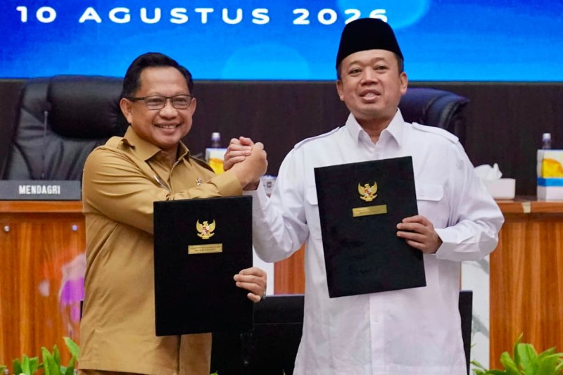 Tito Dan Nusron Holopis