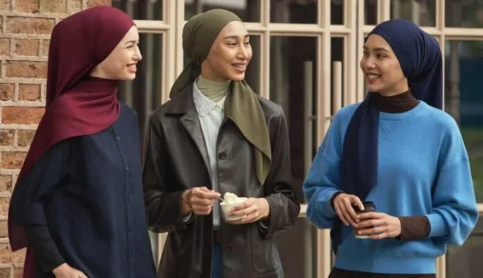 Hijab Uniqlo Holopis