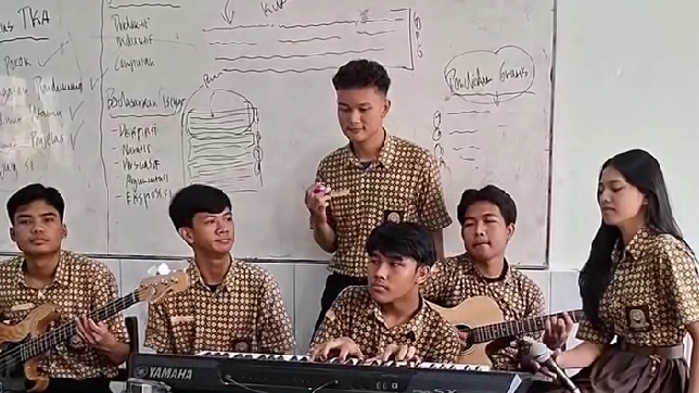 Anak Sma Main Musik Holopis