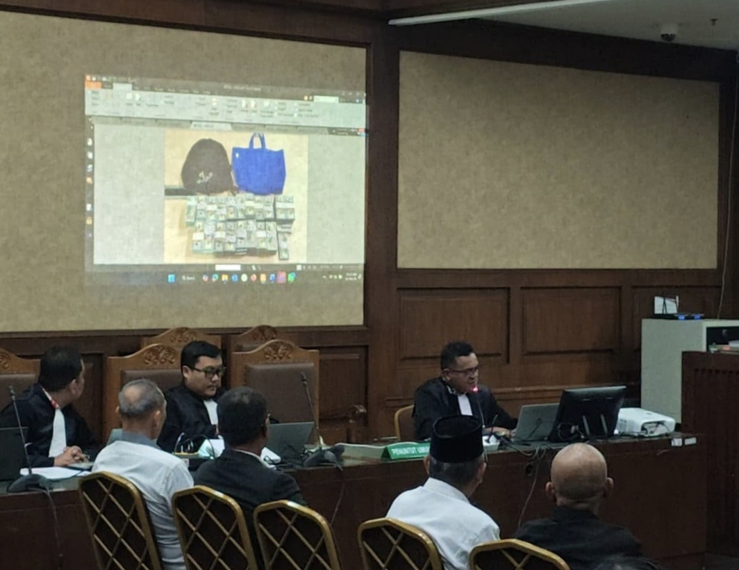 Barang Bukti Di Sidang Kuota Haji Holopis