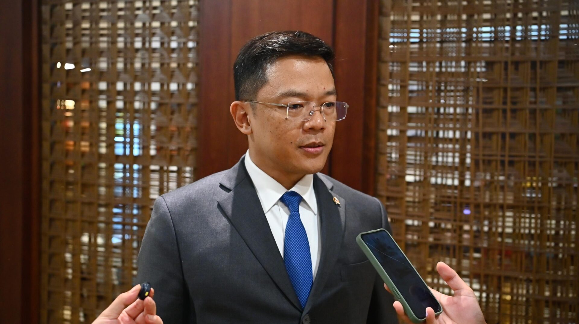 Menlu Sugiono Holopis