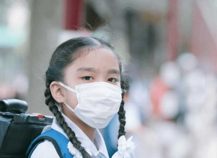 Pelajar Pakai Masker Holopis