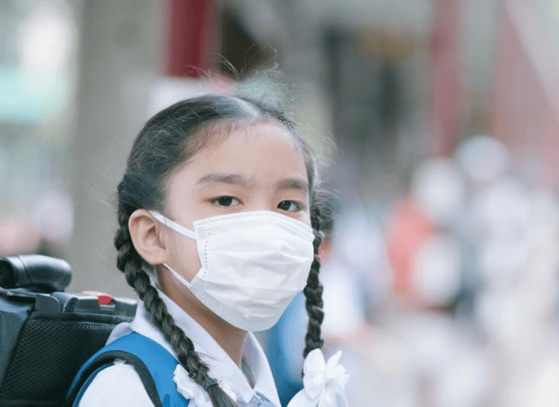 Pelajar Pakai Masker Holopis