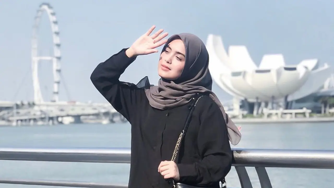 Warna Hitam Holopis
