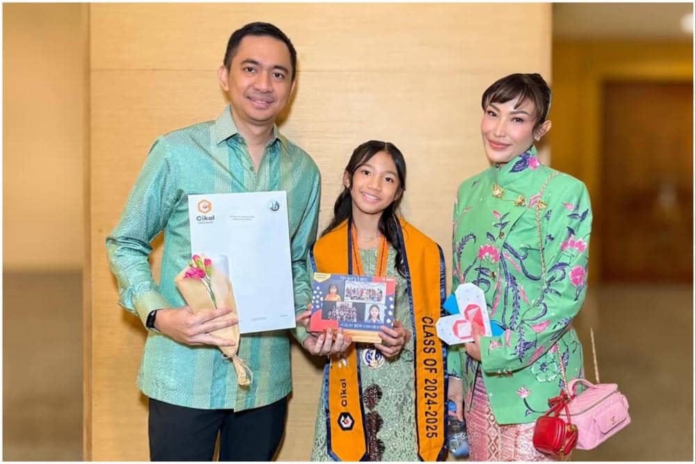 Keluarga Ayu Dewi Holopis