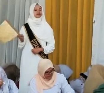 Kipasi Istri Pejabat Holopis