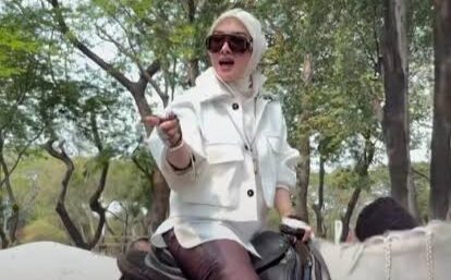 Syahrini Naek Kuda Holopis