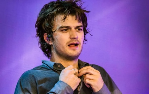 Holopis Joe Keery