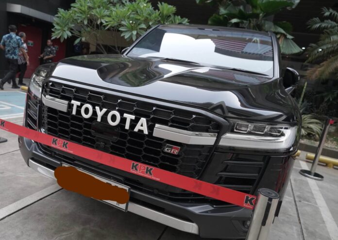 Land Cruiser Arif Sugiyanto Holopis