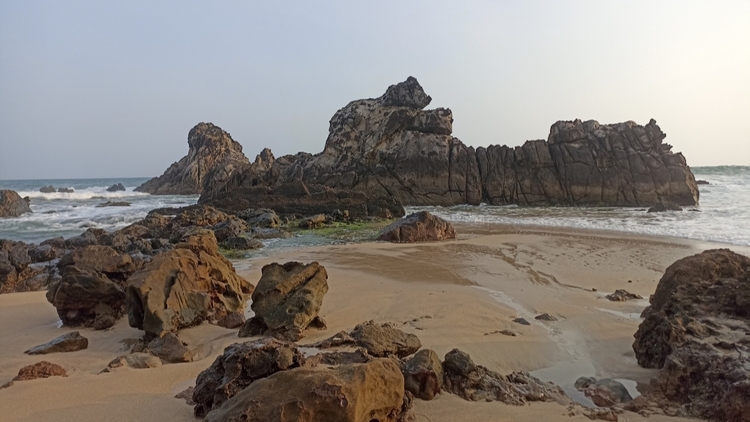 Pantai Karang Songsong Holopis