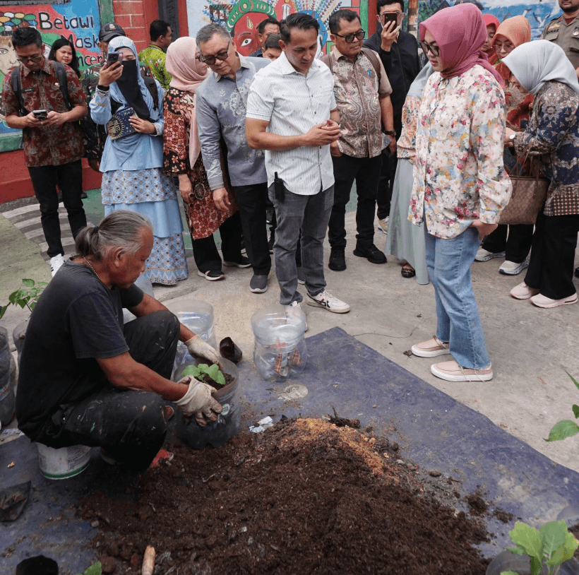 Pengolahan Kompos Di Rt 11 Holopis