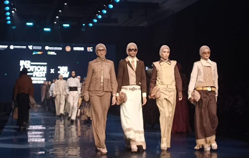 Indonesia Bidik Pasar Modest Fashion Global Rp7.960 Triliun pada 2029 Peragaan Busana Holopis 1