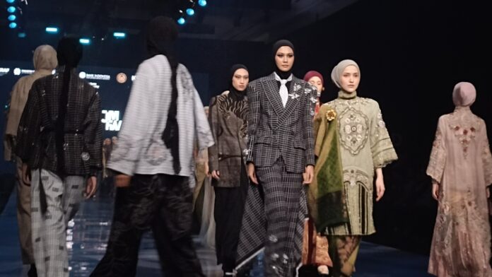Peragaan Busana Holopis